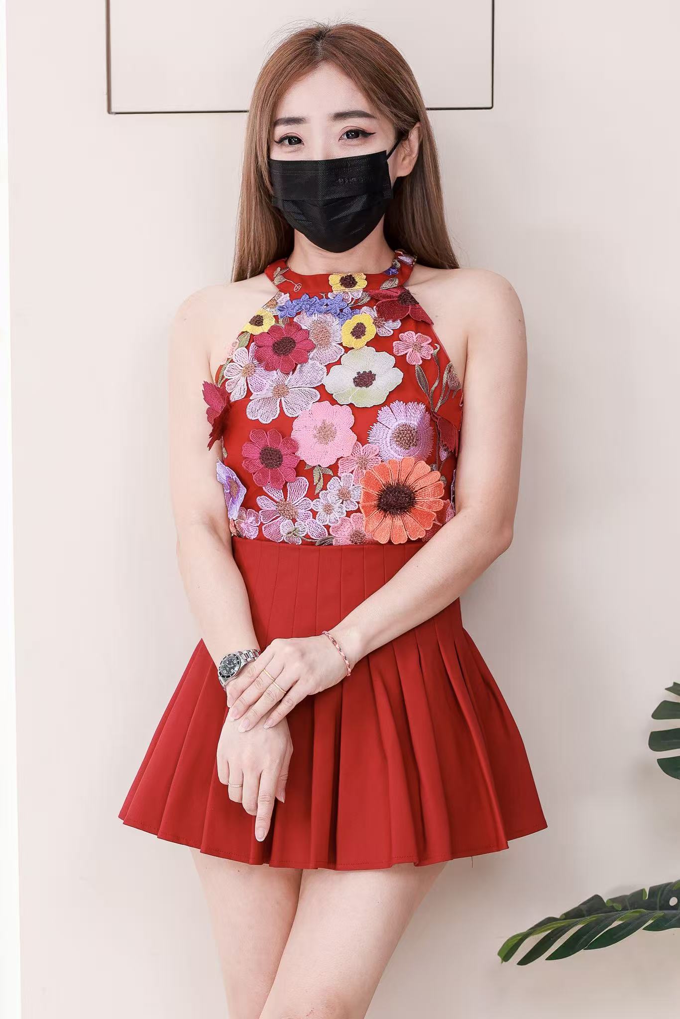 【SS3501】【LFW独家小圆饼】高品质两件式优雅减龄时尚套装 西装拼接立体绣花CUT IN无袖上衣➕学院风西装高腰百褶裙子，内层有里布短裤 ❤️❤️