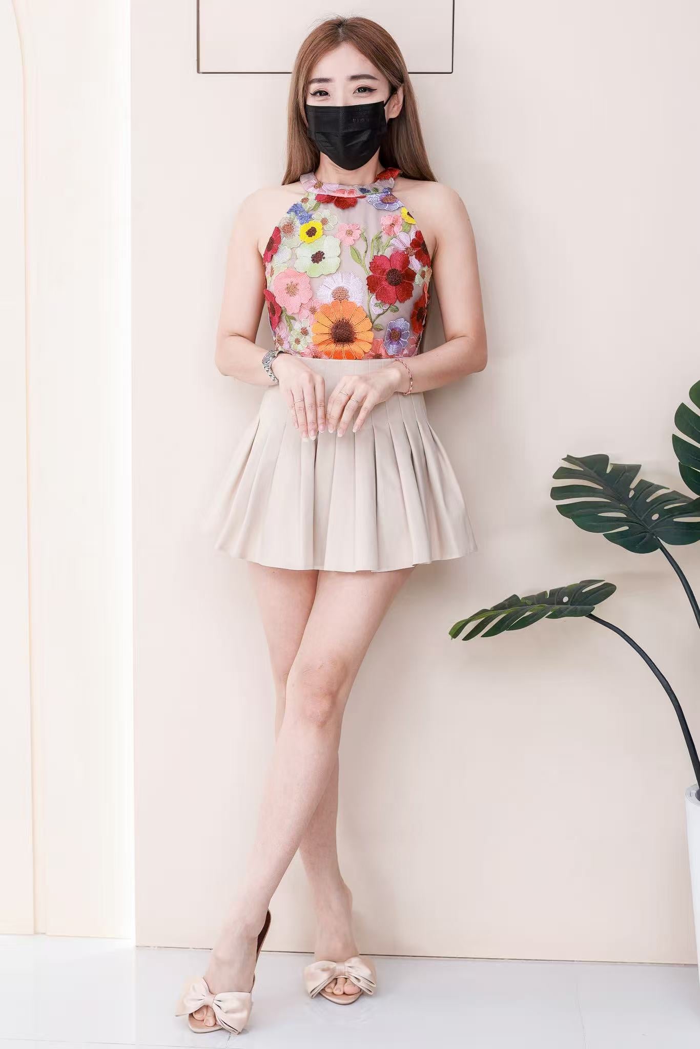 【SS3501】【LFW独家小圆饼】高品质两件式优雅减龄时尚套装 西装拼接立体绣花CUT IN无袖上衣➕学院风西装高腰百褶裙子，内层有里布短裤 ❤️❤️
