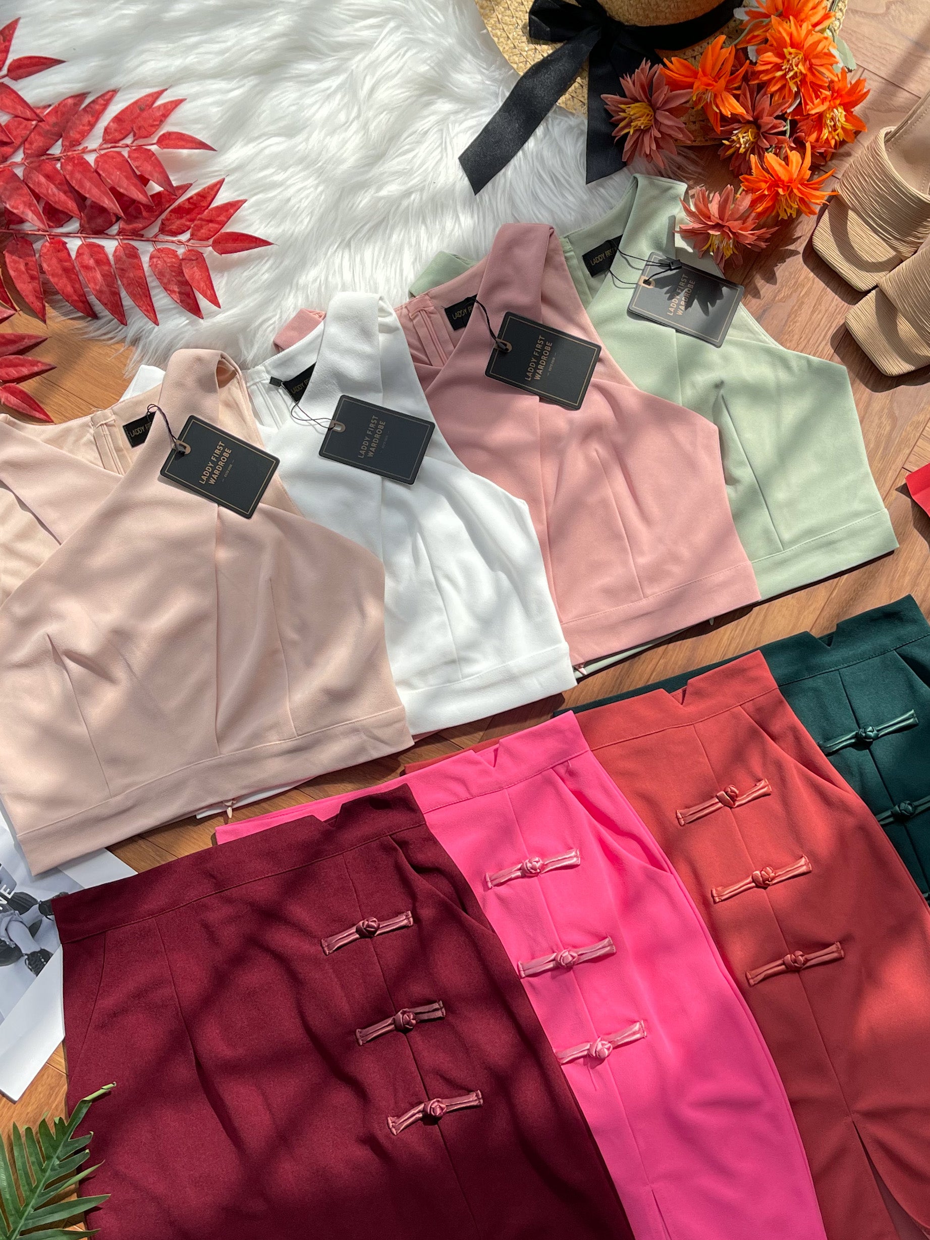 【SS4422153】【网站福利款✨】独家爆款高品质两件式时尚旗袍四面弹套装 无袖CUT IN上衣➕中国结高腰开叉裙子，有口袋 ❤️❤️